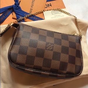 Louis Vuitton pochette (damier) wristlet